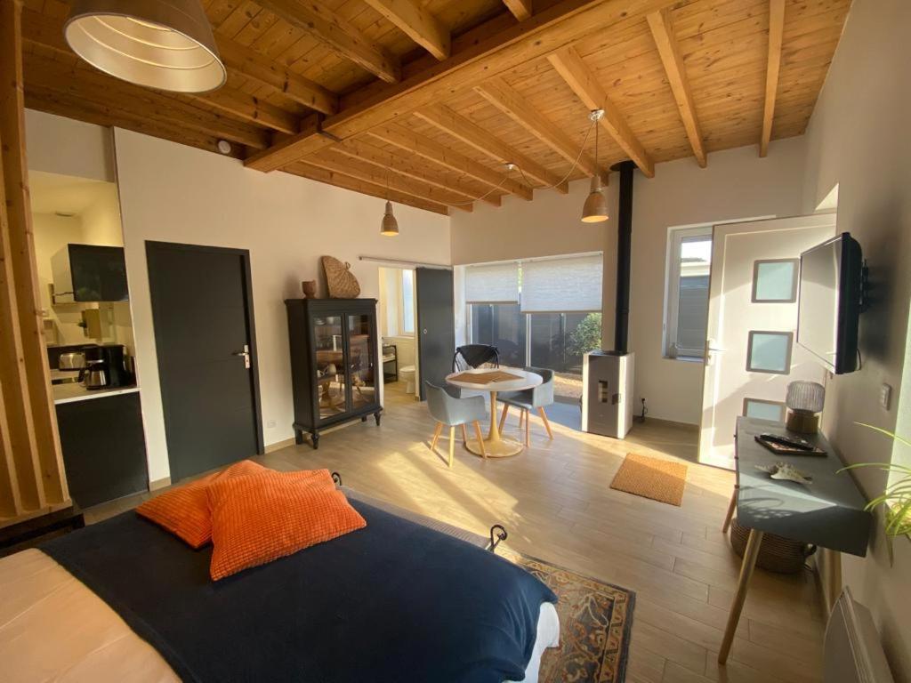 A La Belle Etoile Apartment Монбризон Екстериор снимка