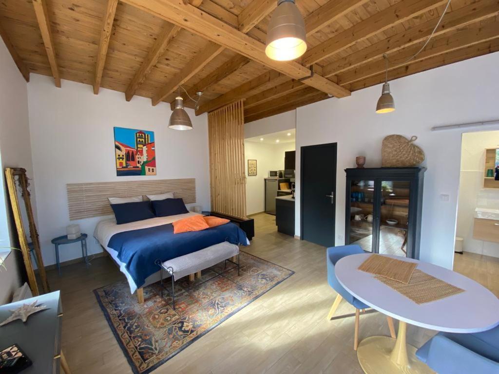 A La Belle Etoile Apartment Монбризон Екстериор снимка